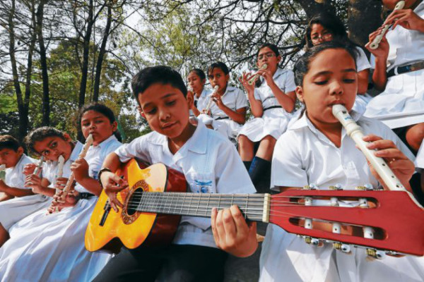 Música bordada por manos de niños
