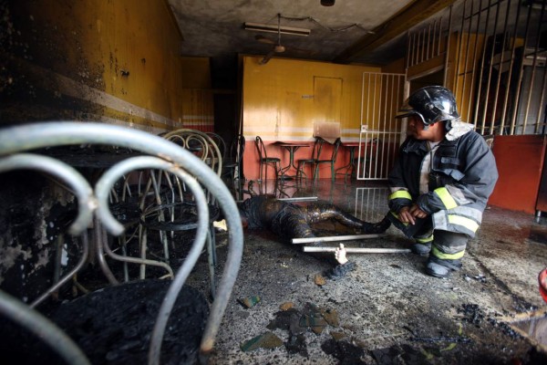 Pandilleros prenden fuego a negocio; fallece una persona