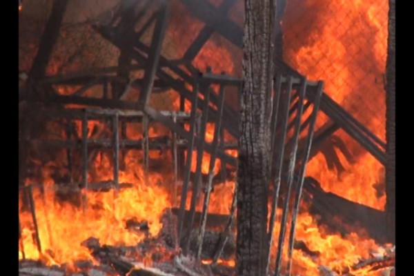 Incendio arrasó con 25 puestos del mercado Nuevo Amanecer