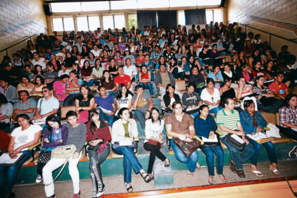 Desempleados siguen en busca de vacantes