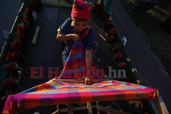 FOTOS: Colorido desfile de carrozas engalanó Tegucigalpa en época decembrina