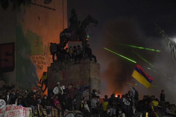 La muerte de una menor tras ser detenida y manoseada por policías, el caso que consterna a Colombia&nbsp;