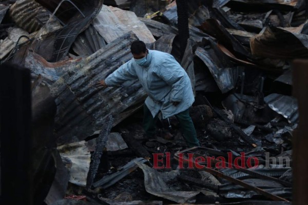 Devastada y desolada, así quedó la zona cero del incendio en el barrio La Bolsa