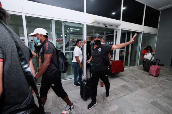 Locura desató Olimpia al arribar al aeropuerto Ramón Villeda Morales  