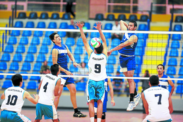 Catrachos se imponen en fútbol y baloncesto