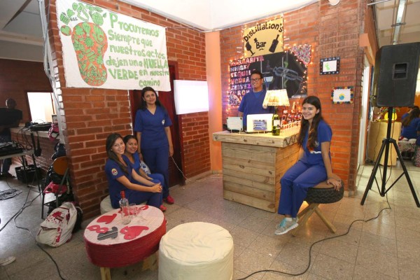 Creativa feria de artículos reciclados exponen universitarios del Alma Máter