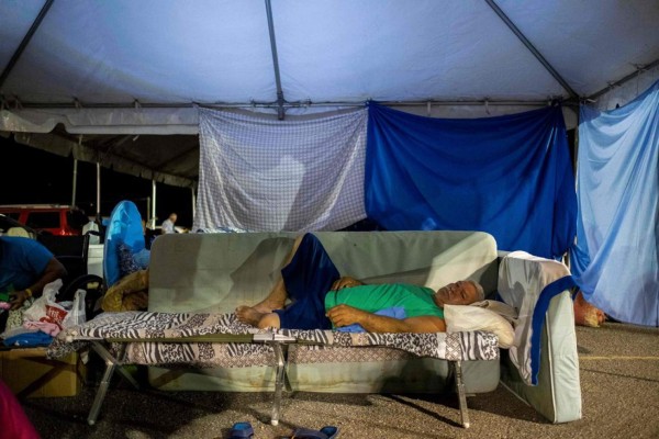 FOTOS: En la calle, afectados por devastadores sismos en Puerto Rico esperan ayuda