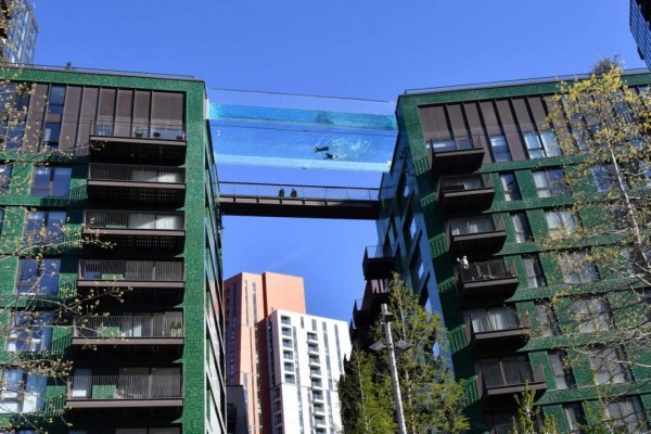 Sky Pool, la espectacular piscina transparente que además es un puente aéreo que une dos edificios (FOTOS)