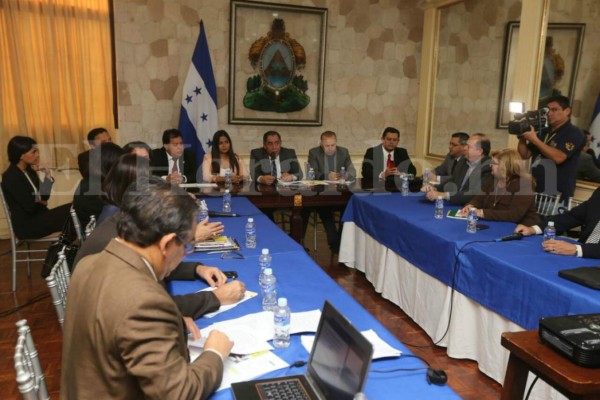 Autoridades de la UNAH atienden convocatoria de la comisión especial del Congreso Nacional