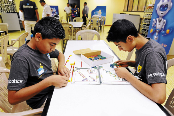 Estimulan el aprendizaje de robótica en el San Miguel
