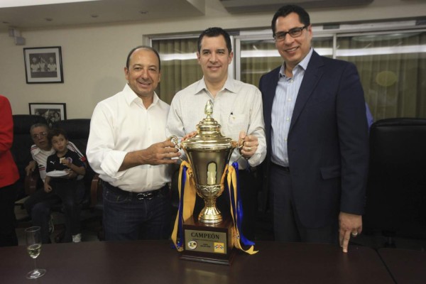 José Ferrari brinda y da plazo a Héctor Vargas