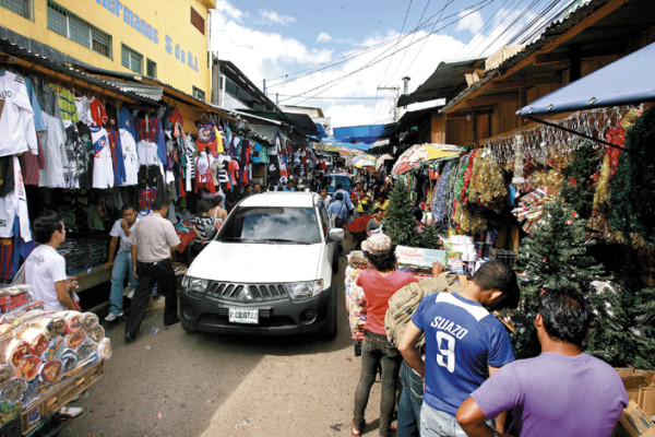 Vendedores invaden los mercados
