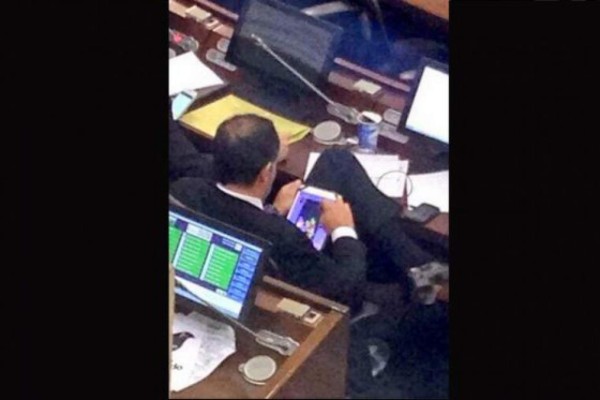 Diputado colombiano jugaba tetris durante debate sobre sequía