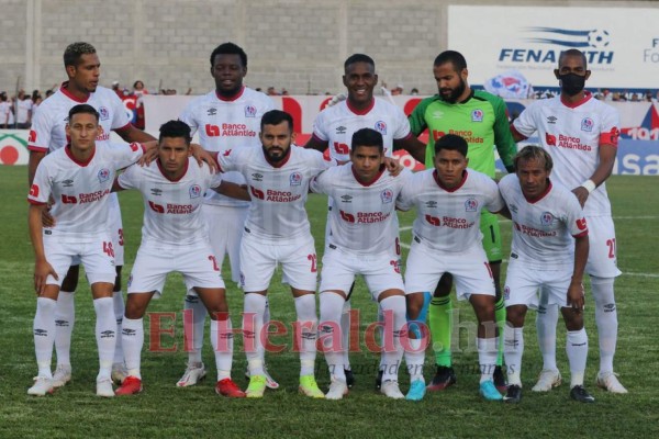 Festejo, consejos a los jugadores y presión por el debut: lo que no se vio en TV del triunfo de Olimpia en Danlí