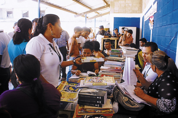 Universitarios donan lote de libros a penal de Choluteca