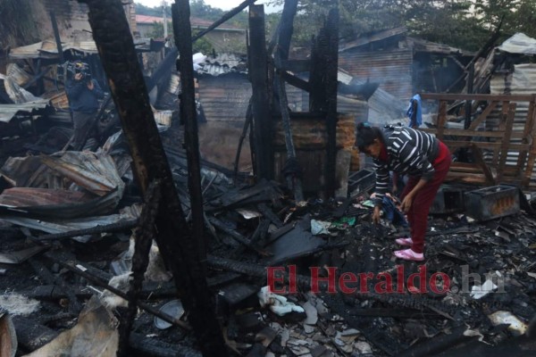 Devastada y desolada, así quedó la zona cero del incendio en el barrio La Bolsa