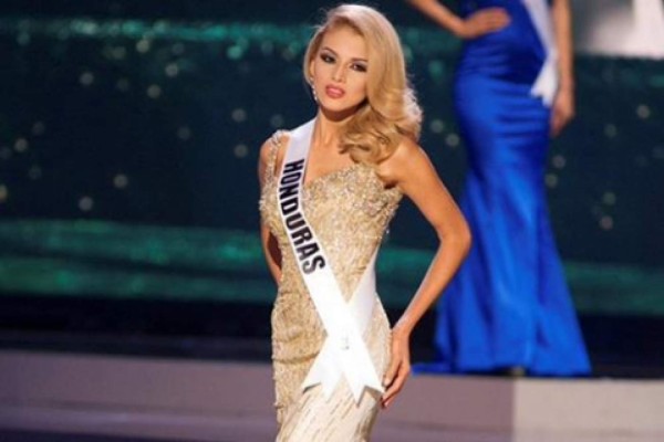 VIDEO: Miss Honduras pierde el equilibrio en pleno desfile