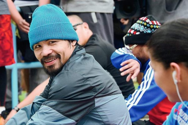 Pacquiao visita a una filipina condenada a muerte en Indonesia