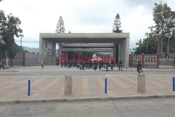 FOTOS: Nueva batalla campal entre universitarios y policías en la UNAH