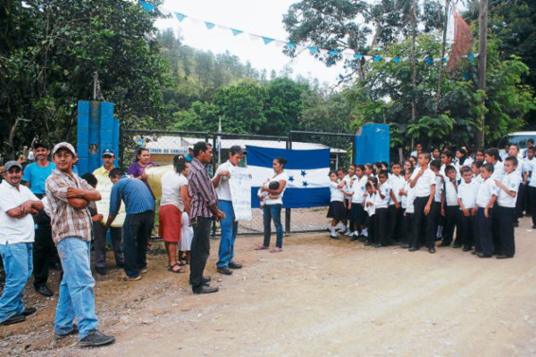 Confrontados padres y docentes en El Paraíso