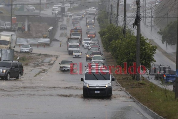 FOTOS: Lluvia sorprende a capitalinos y deja anegadas varias calles