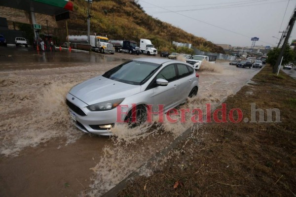 FOTOS: Lluvia sorprende a capitalinos y deja anegadas varias calles