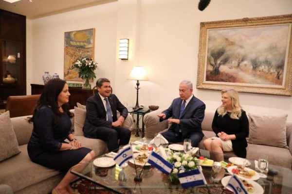 Los looks de Ana García de Hernández durante visita a Jerusalén