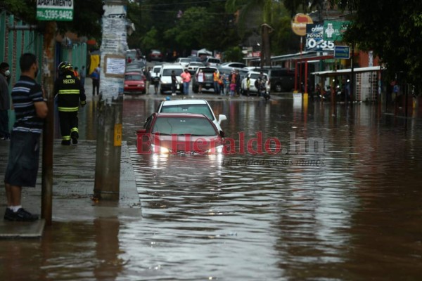 Carros anegados y personas atrapadas en la Kennedy tras fuerte tormenta en la capital