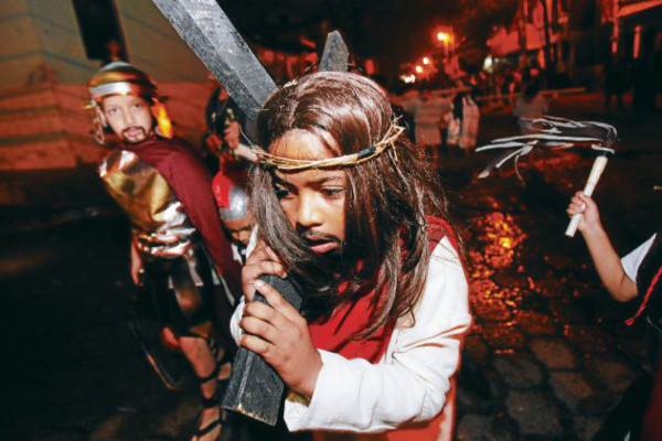 Niños reviven con Vía Crucis la Pasión del Salvador del Mundo
