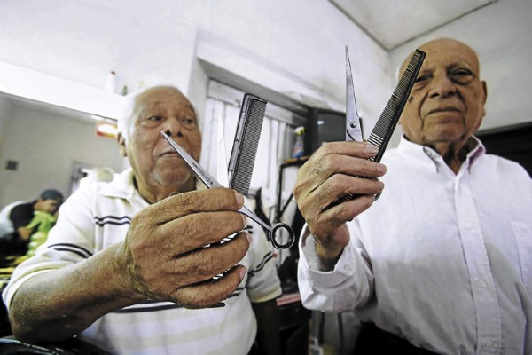Barberos de oro, maestros del peine y las tijeras