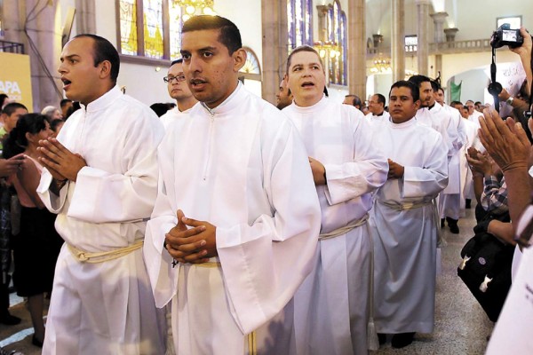 Cardenal llama a sacerdotes a acercarse más a los fieles