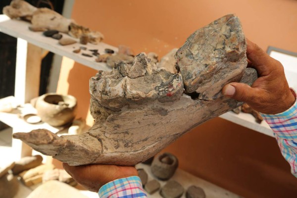 Vestigios lencas envueltos entre la maleza y abandono