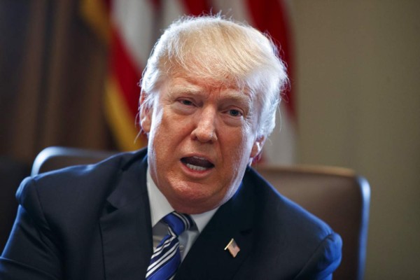 Donald Trump firma decretos para imponer aranceles