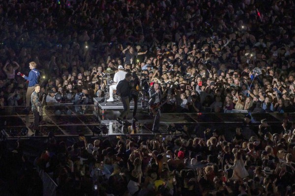 Sin mascarillas ni distanciamiento: el show que aglomeró a 50 mil personas en Nueva Zelanda
