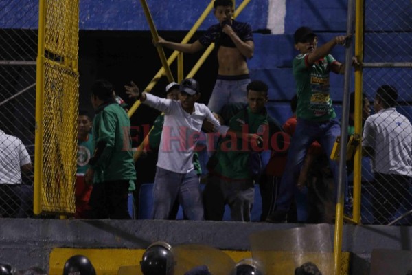Las imágenes que no vio del ataque entre barras en la semifinal de fútbol hondureño