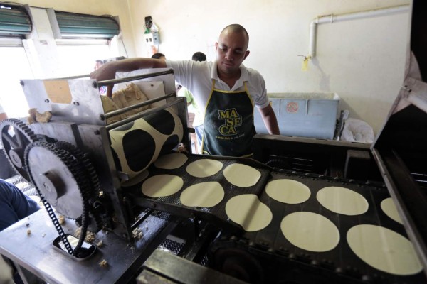 En Honduras, los hombres saben echar tortillas