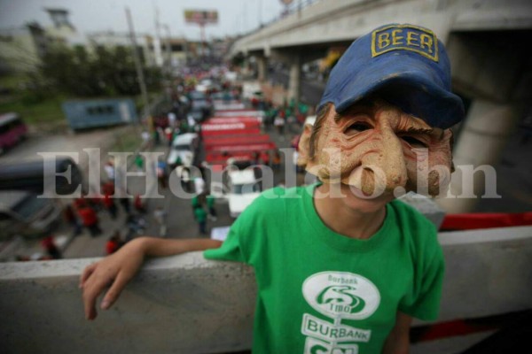 Cierra marcha del Día de los Trabajadores con condena al saqueo de instituciones y política migratoria de Trump