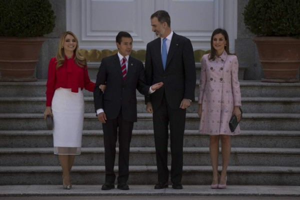 Looks: Angélica Rivera se luce con elegante estilo en la gira de Peña Nieto por Holanda y España