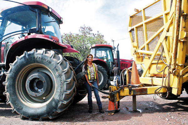 En el sur de Honduras los tractores son cosa de mujeres