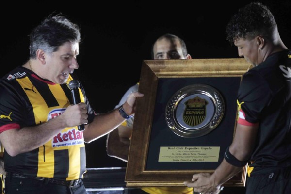 La sombra voladora, Carlos Pavón, el adiós de una leyenda