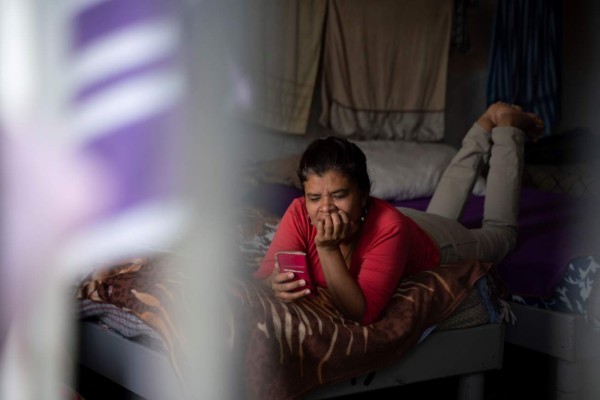 'Si me llamas y el teléfono suena apagado, es que ya estoy encerrada', le dice migrante salvadoreña a su hija&nbsp;&nbsp;