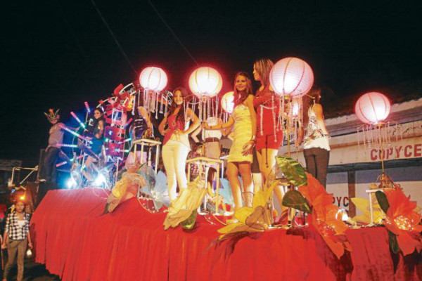 Desfile de carrozas marca inicio de la feria de Choluteca