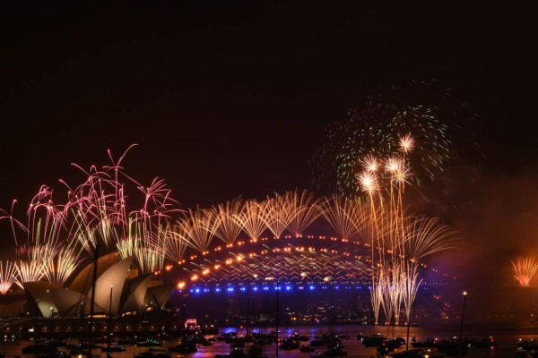 Fuegos artificiales de Nochevieja alumbran el cielo de Sydney (Fotos)