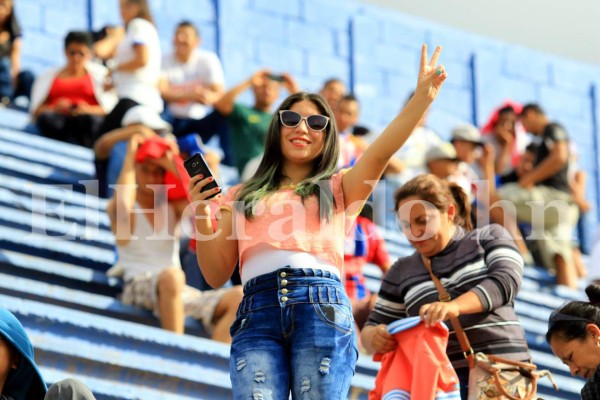 Preciosas mujeres en el clásico Olimpia-Motagua