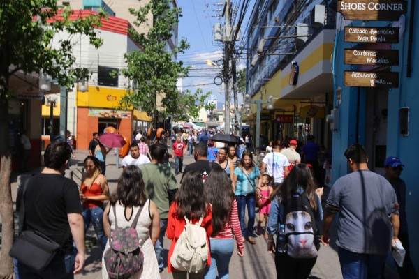 Ambiente festivo en el centro de Tegucigalpa con miras al Día de la Madre