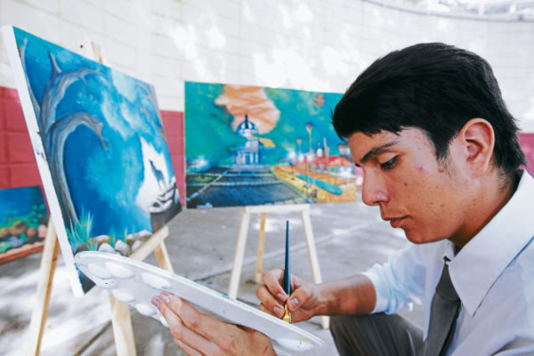 Con sus obras sostiene sus estudios secundarios