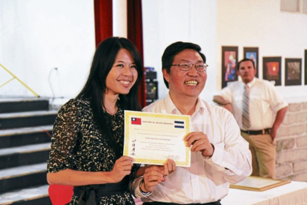 Jóvenes honran la memoria del poeta Qu Yuan