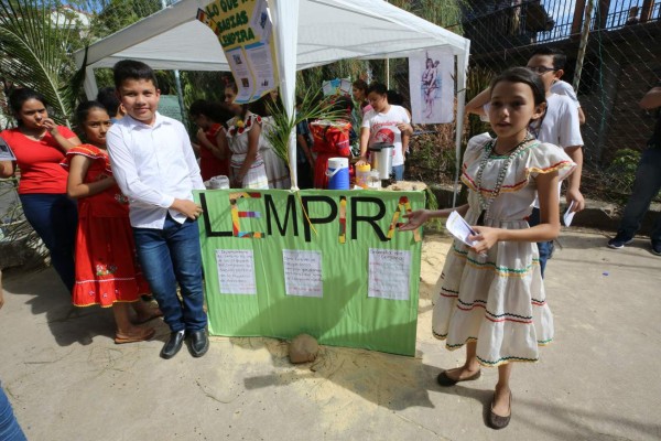 Pequeños piden cuidar el bosque y destacan valores morales en desfile