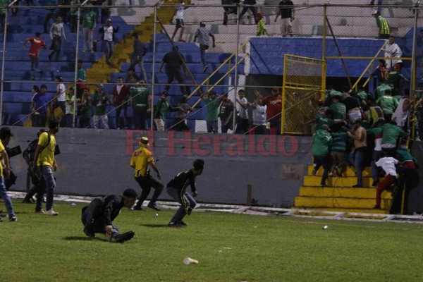 Las imágenes que no vio del ataque entre barras en la semifinal de fútbol hondureño
