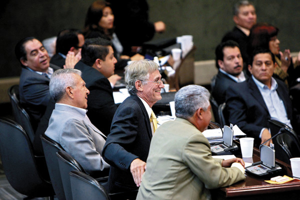 Diputados llaman a estar alerta ante juego político